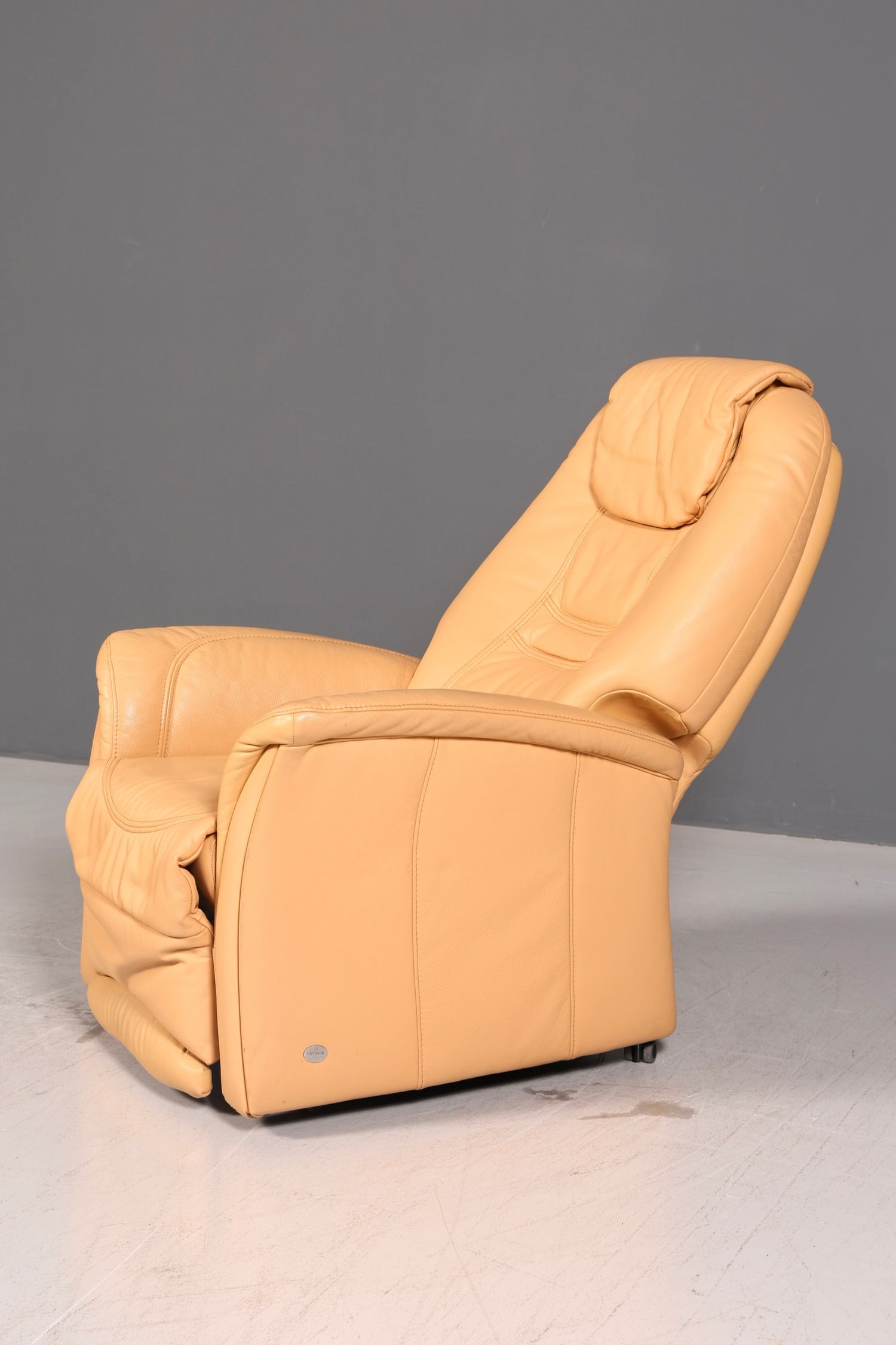 Magnifique fauteuil relax Himolla en cuir véritable beige, fauteuil TV et fauteuil de repos avec fonction d’inclinaison, style vintage