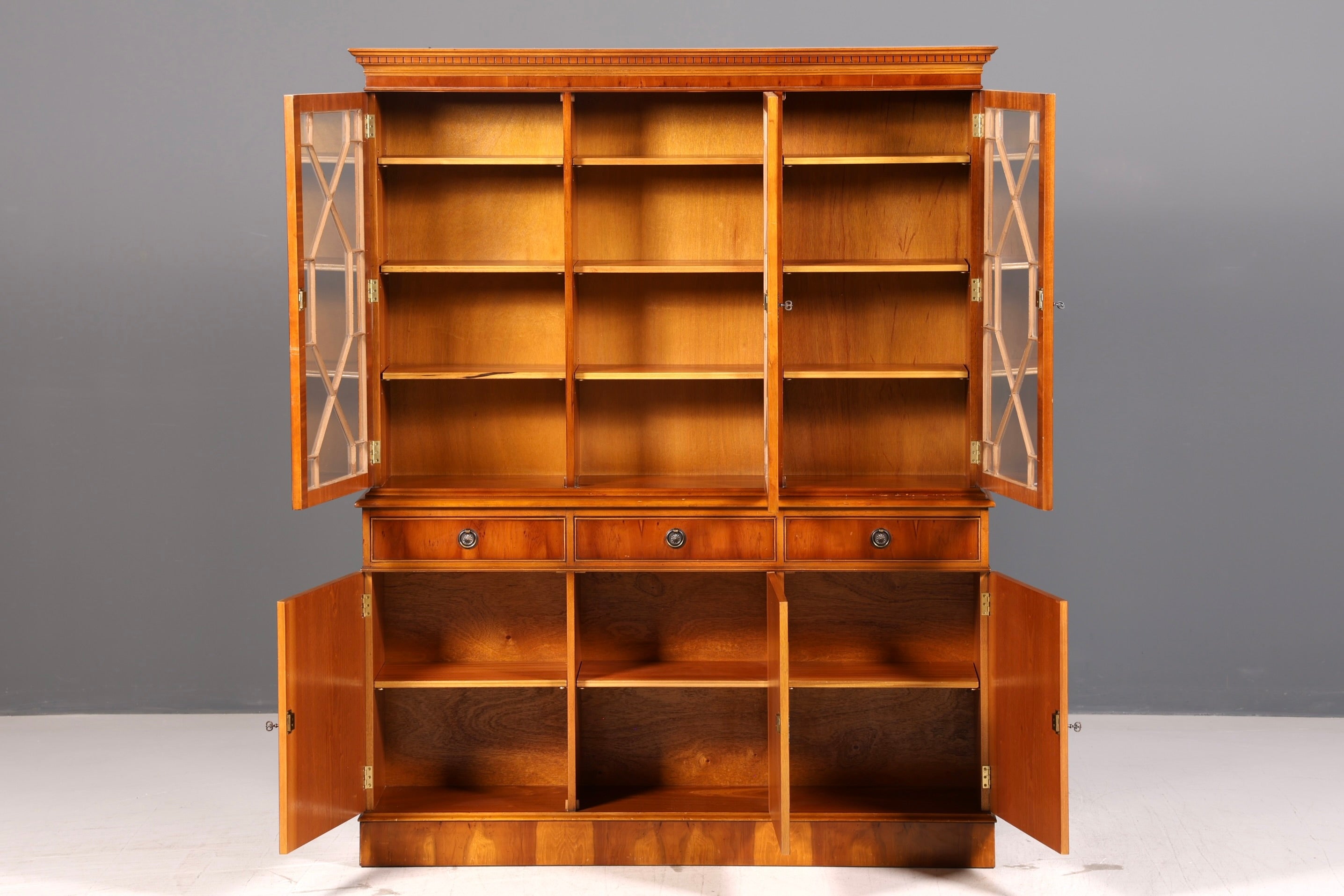 Wunderschöne Englische Vitrine Eibe Bücherschrank Glasvitrine Buffet Bibliothek Antik Vintage