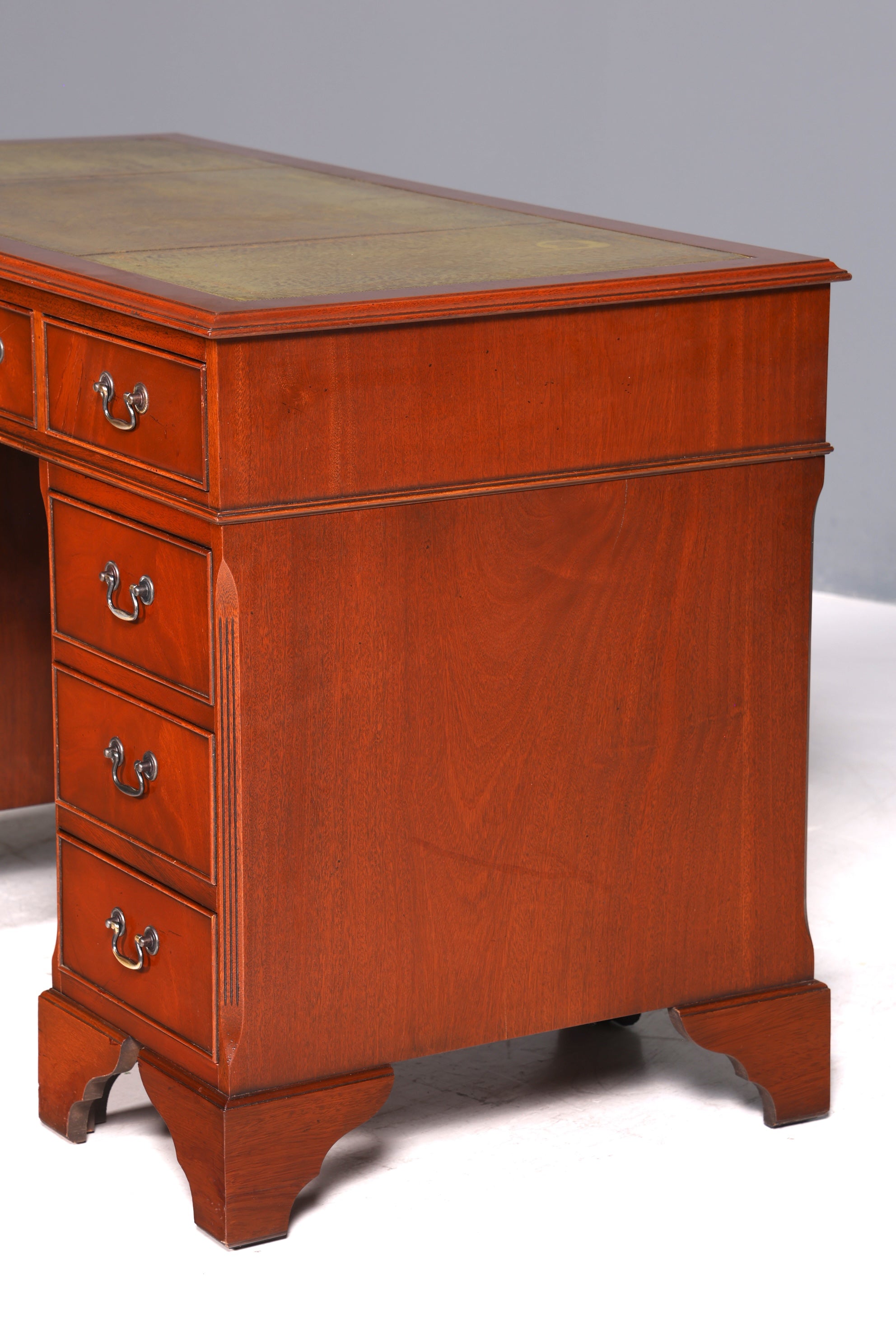 Magnifique bureau anglais avec plateau en cuir véritable, bureau de style ancien