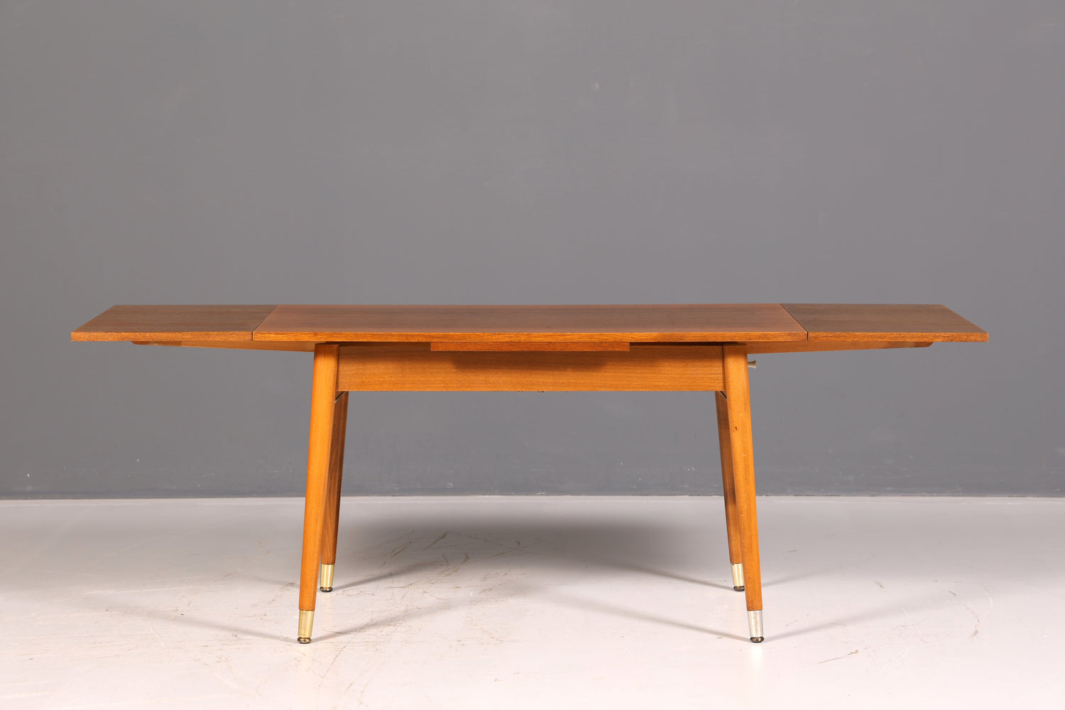 Magnifique table de cuisine du milieu du siècle, table vintage extensible et réglable en hauteur, table à manger en bois des années 60