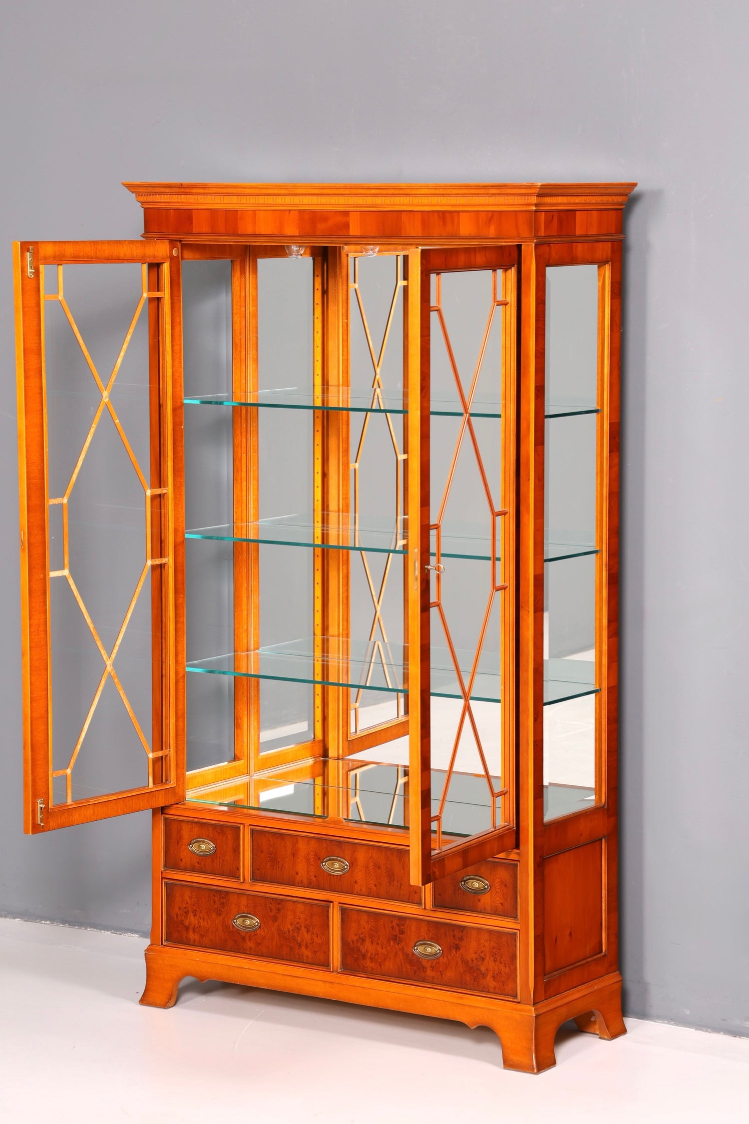 Wunderschöne Original Heldense Vitrine Englische Eibe Bücherschrank Antik Glasvitrine Beleuchtung