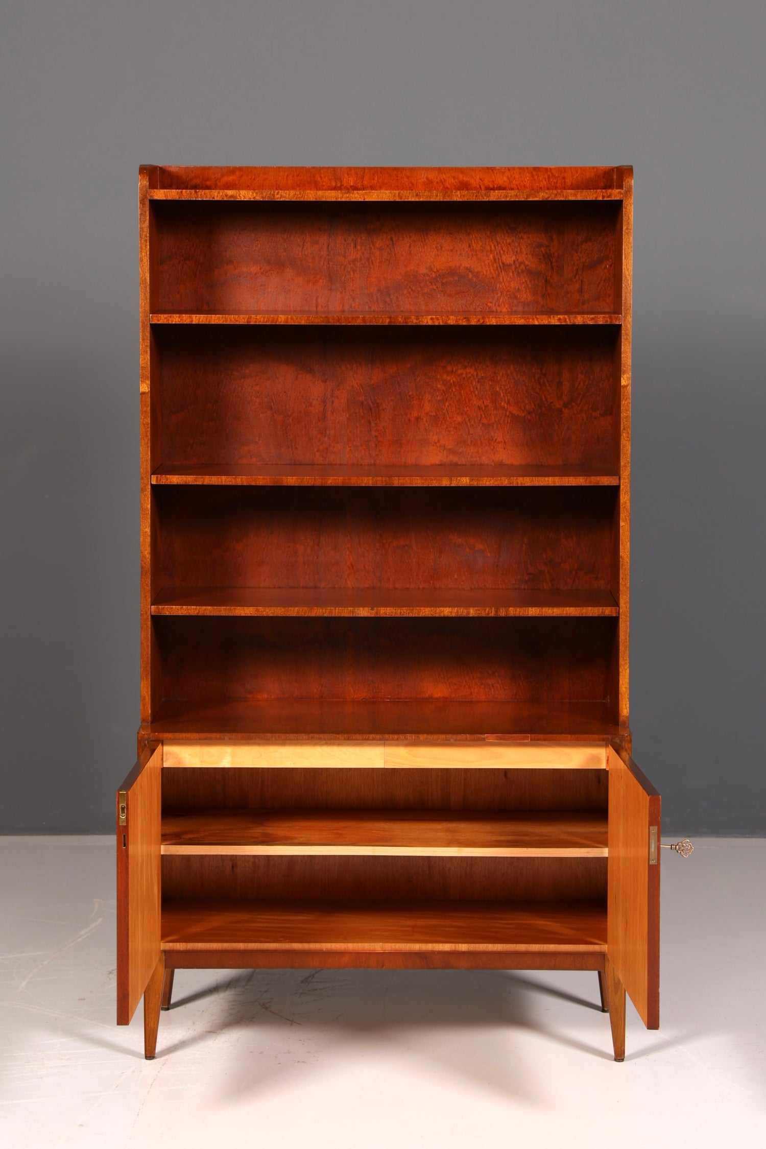 Bibliothèque simple de style Mid-Century, meuble de rangement Danish Design en noyer, vintage rétro des années 60, en bois