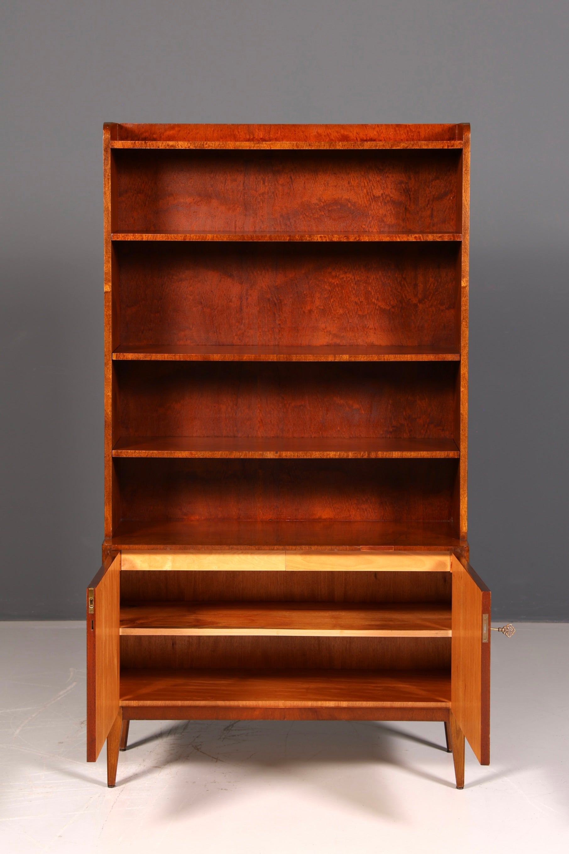 Bibliothèque simple de style Mid-Century, meuble de rangement Danish Design en noyer, vintage rétro des années 60, en bois