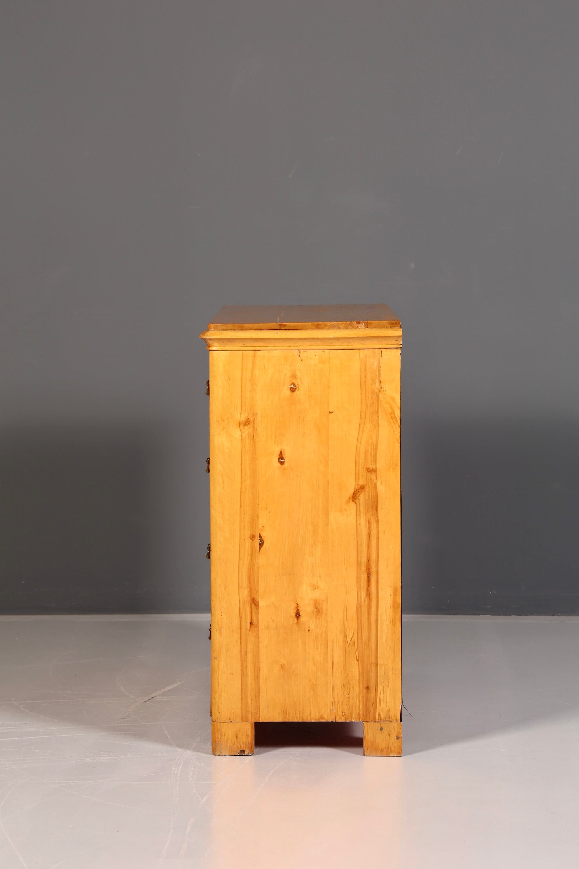 Élégante commode antique en bois tendre, commode à tiroirs, garnitures en laiton, bois massif vintage