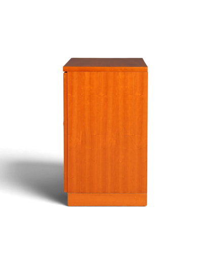 Hauptstadt Möblerei H837 Beistellschrank aus Holz mit warmem braunem Finish in Seitenansicht