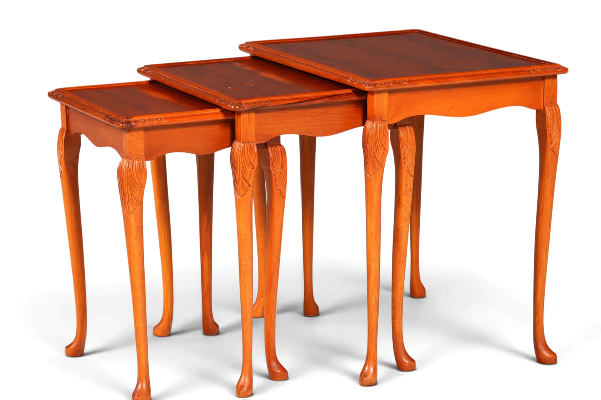 Hauptstadt Möblerei 3er Set Chippendale Beistelltische aus massivem Holz im barocken Stil mit kunstvollen Schnitzereien