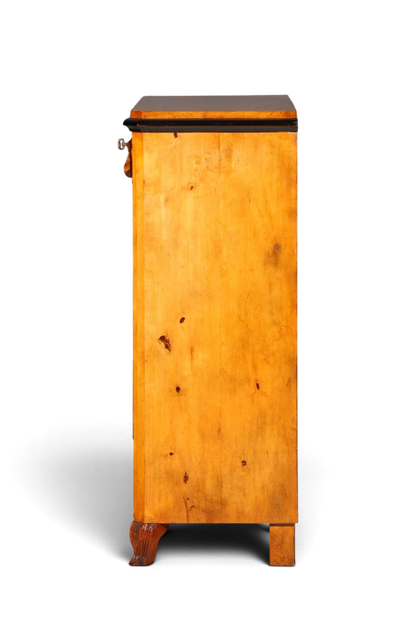 Hauptstadt Möblerei Biedermeier Kommode aus massivem Birkenholz mit ebonisierten Details in Seitenansicht