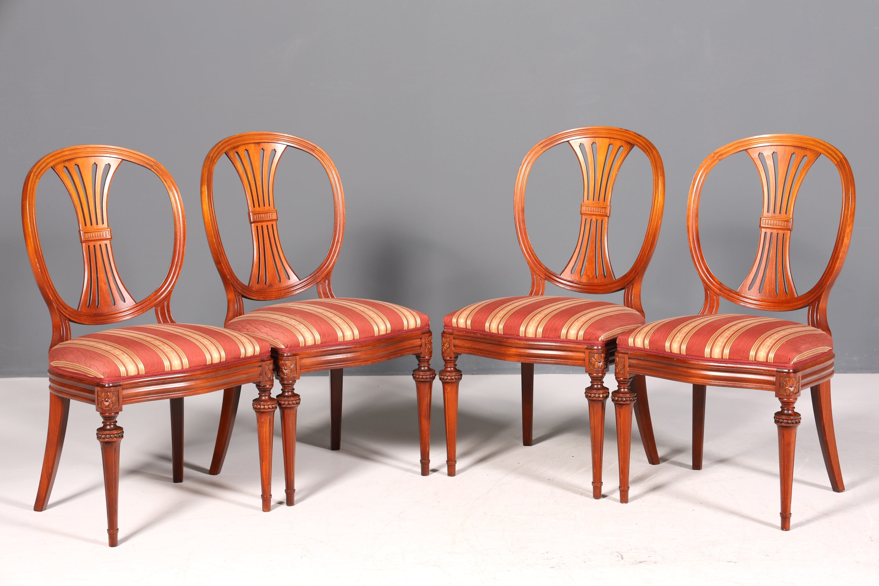 Ensemble de 4 chaises de salle à manger anglaises élégantes, chaises de cuisine antiques des années 1960.