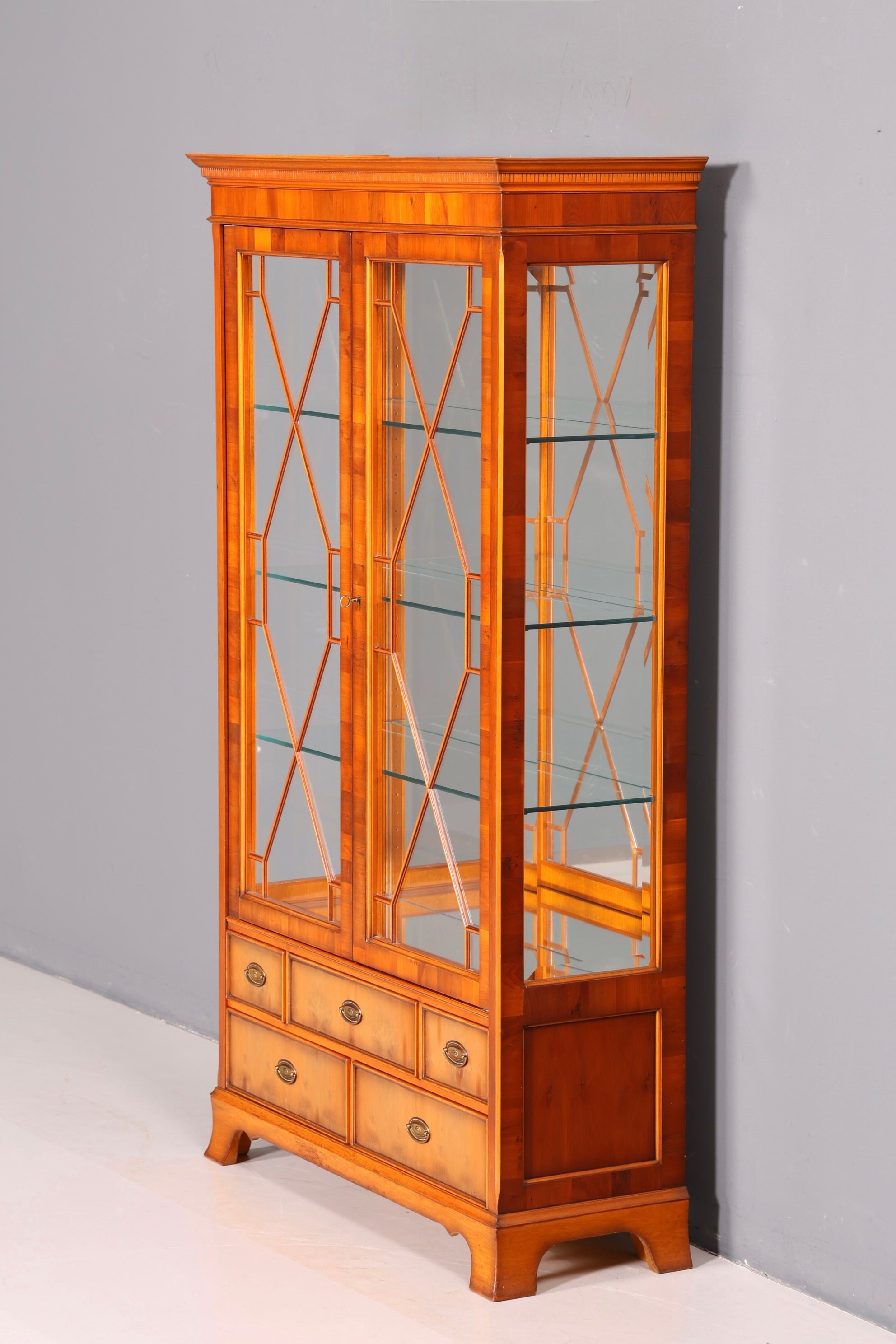 Wunderschöne Englische Vitrine der Marke Heldense Eibe Bücherschrank Glasvitrine mit Beleuchtung Antik Vintage