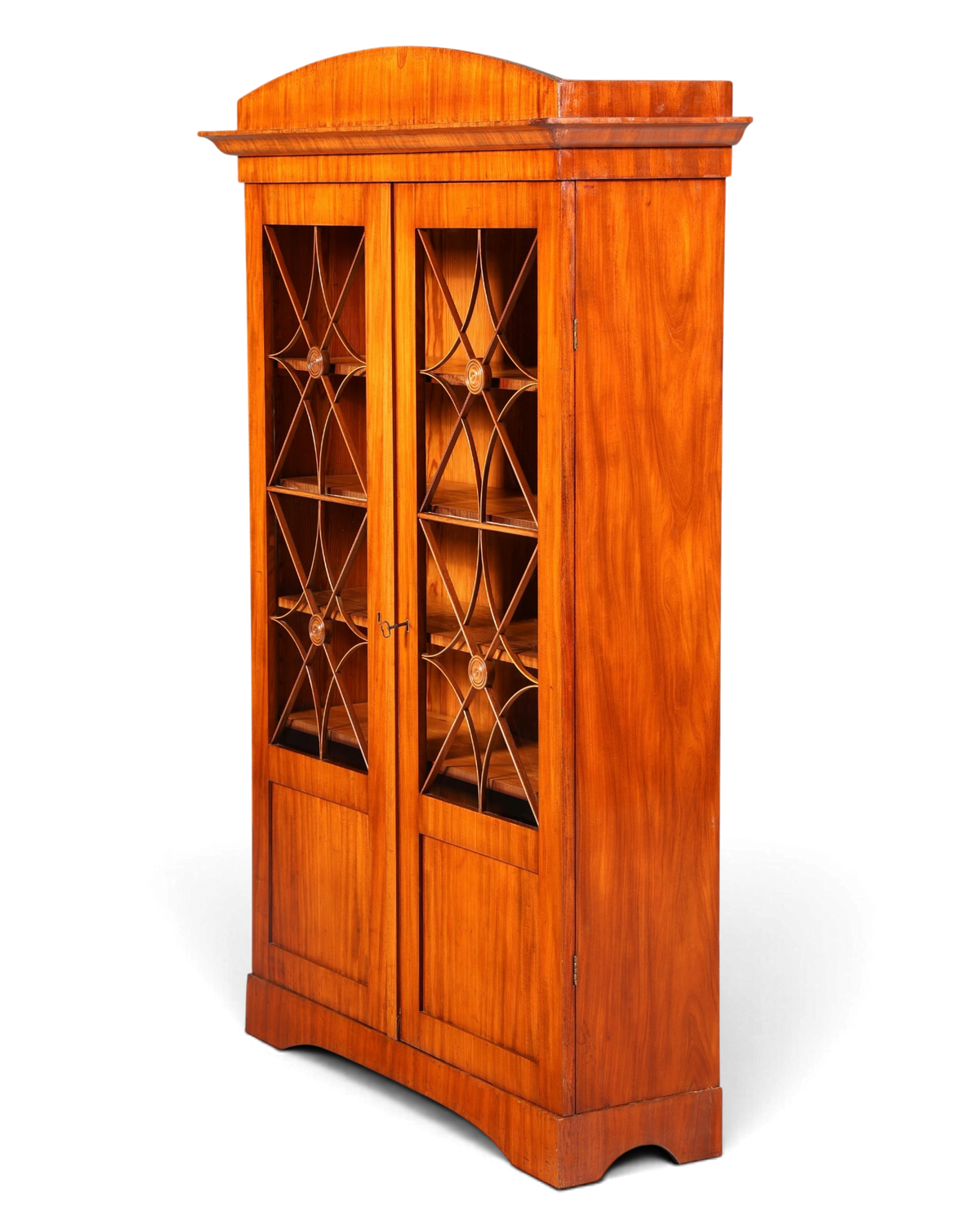 Hauptstadt Möblerei Biedermeier Vitrine aus Massivholz mit Sprossentüren, Rosetten und höhenverstellbaren Regalböden.