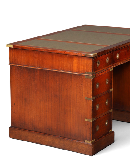 Hauptstadt Möblerei maritimer Schreibtisch aus Echtholz im Military-Chest-Stil mit Messingbeschlägen und Lederauflage