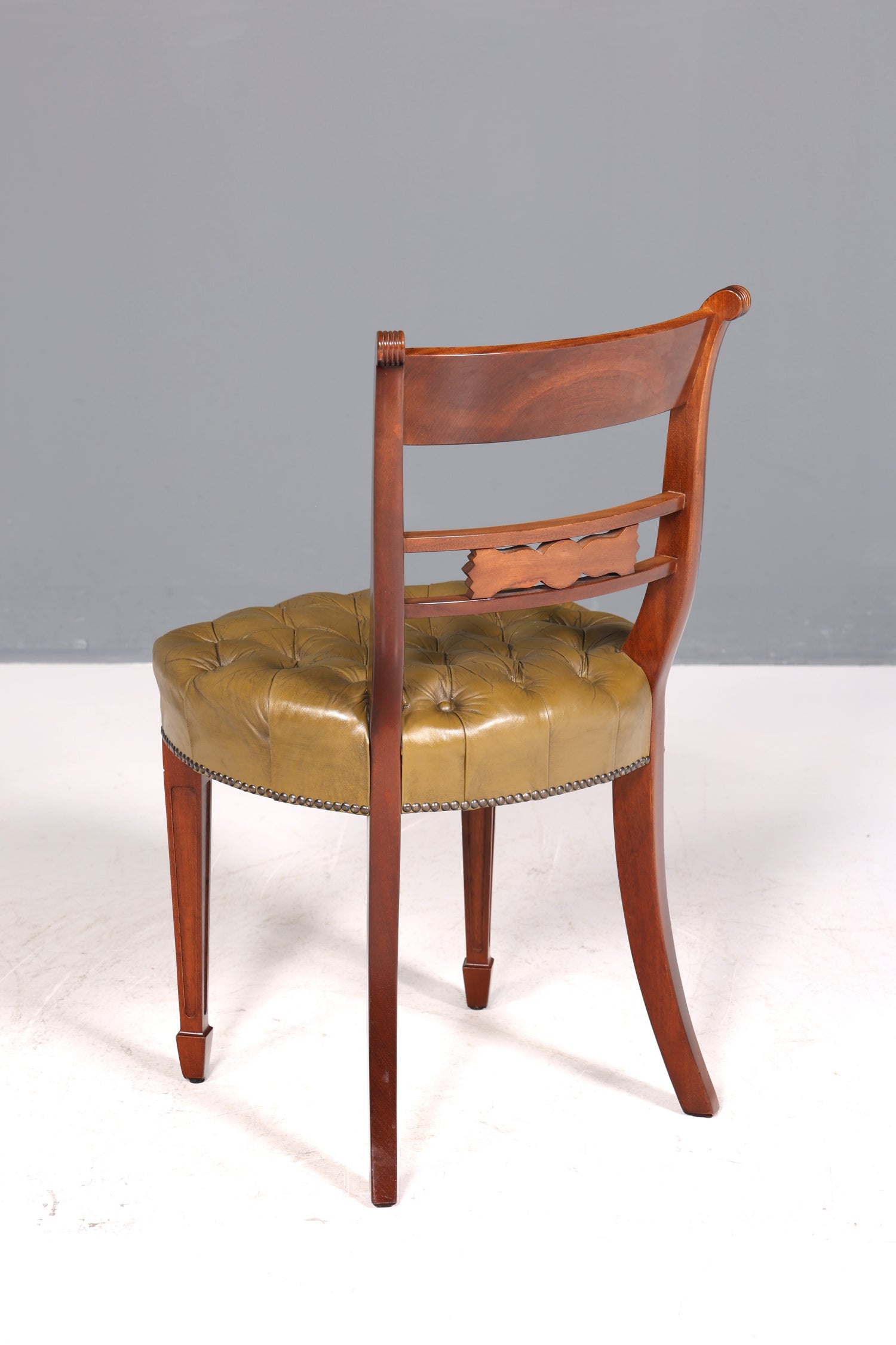 Magnifique fauteuil Chesterfield, chaise secrétaire Anno Dom, chaise de cuisine anglaise en cuir véritable, 1 sur 4