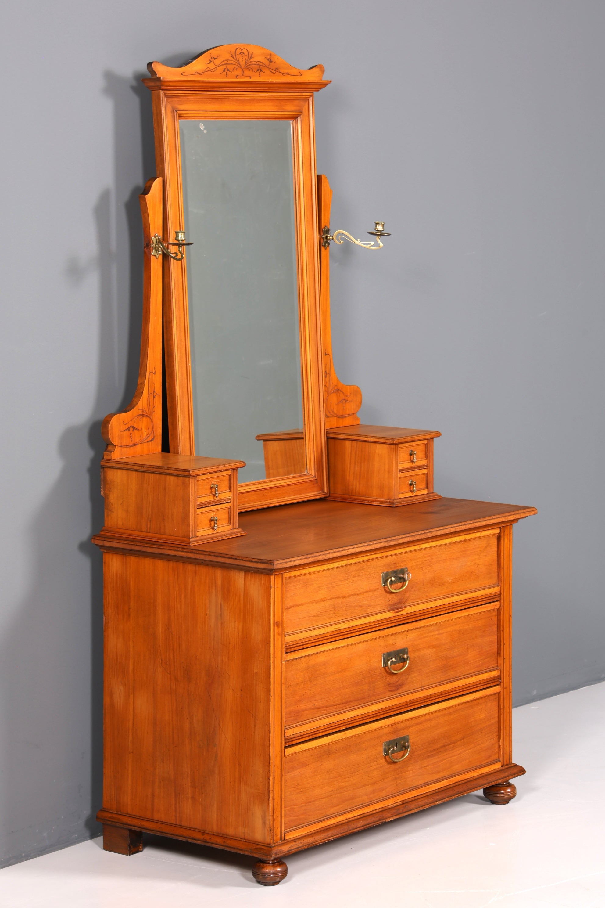 Buffet ancien Art Nouveau onirique avec miroir, commode d&