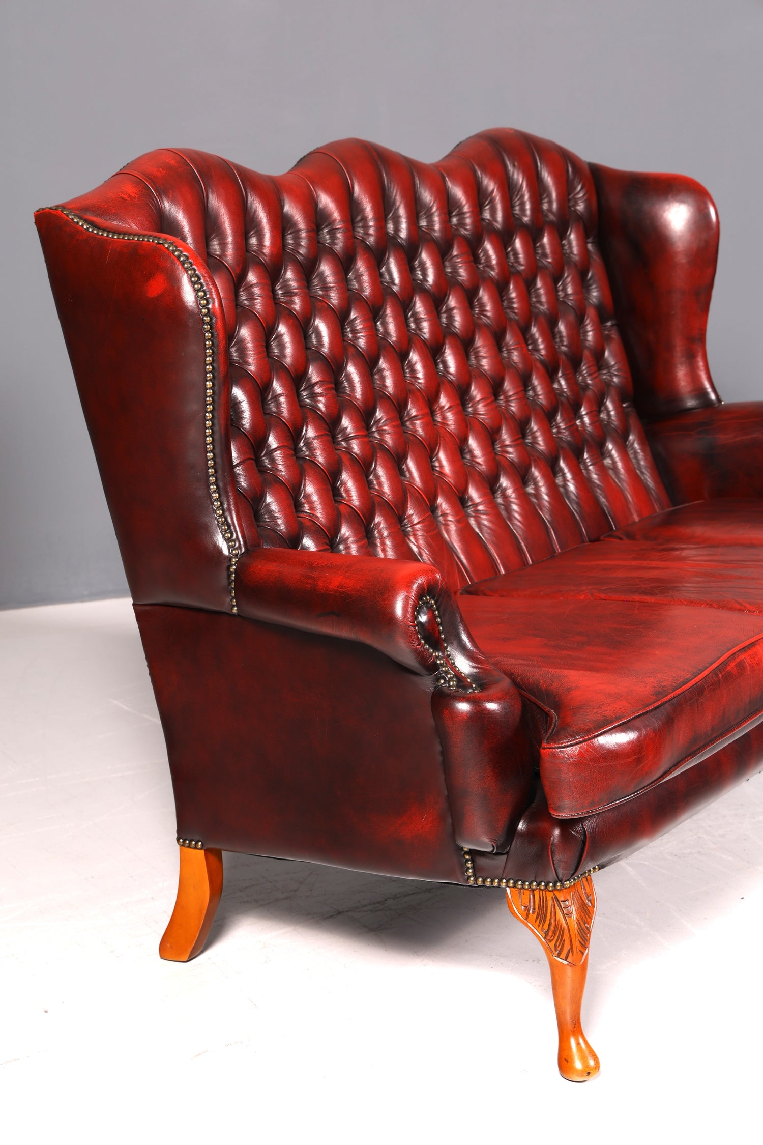 Wunderschönes Original Chesterfield Queen Anne Sofa 3er Sofa Englische Leder Couch Polstersofa Antik England