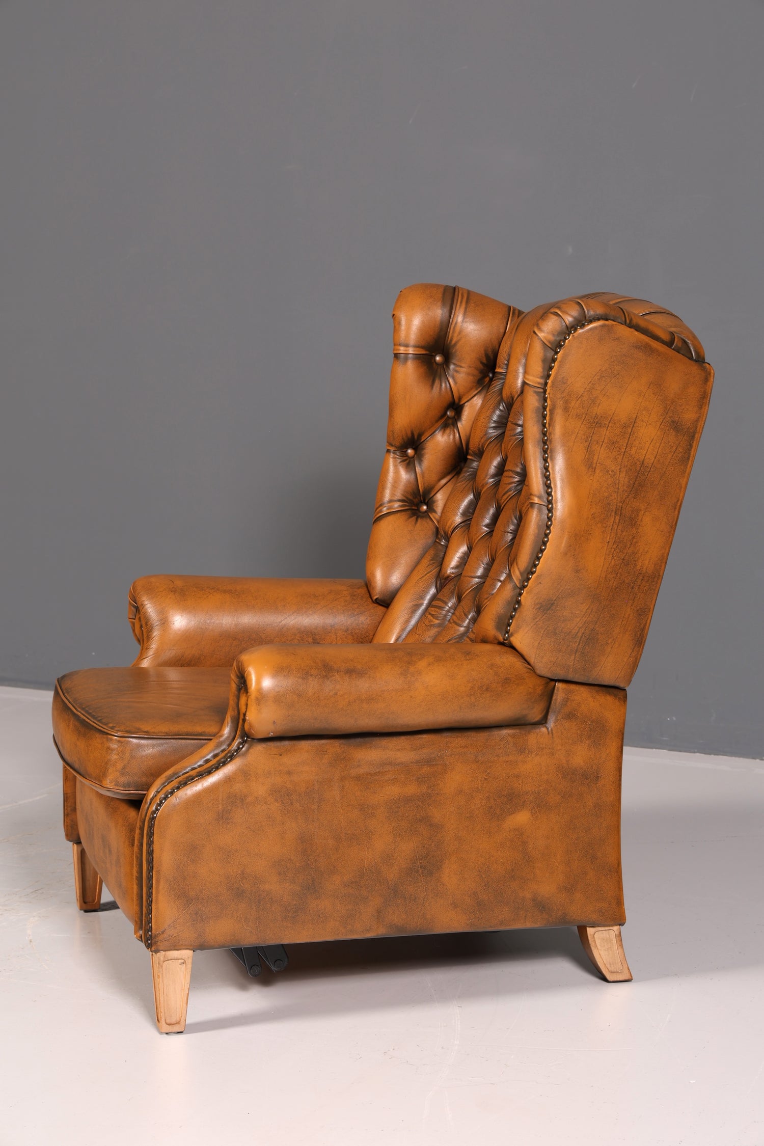 Fauteuil à oreilles Chesterfield original en cuir véritable, fauteuil club anglais en cuir, fauteuil inclinable en cuir souple, style antique vintage