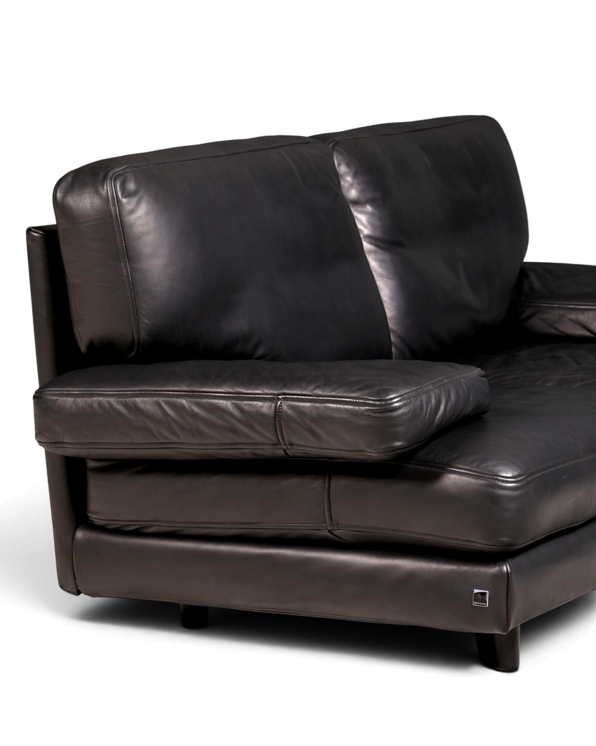 Hauptstadt Möblerei H848 Ledersofa in Schwarz mit modernem Design und gepolsterten Armlehnen