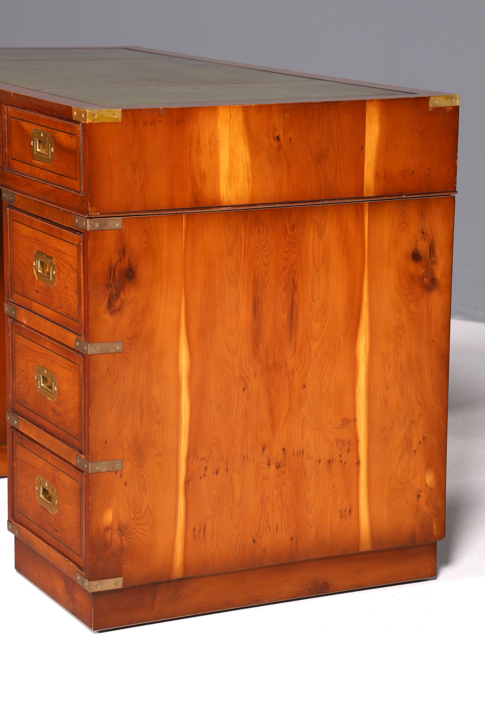 Bureau élégant de style maritime, inspiré des bureaux militaires anglais, avec plateau en cuir véritable.