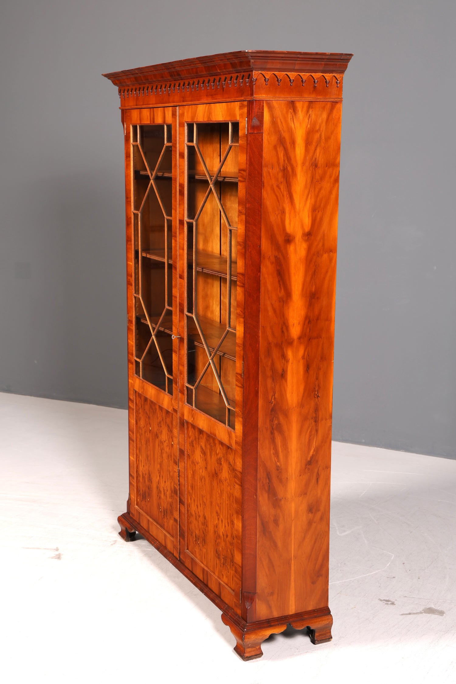Traumhafter Bevan Funnell Reprodux Englischer Bücherschrank Eibe Vitrine Bibliothek Bücherregal Vintage