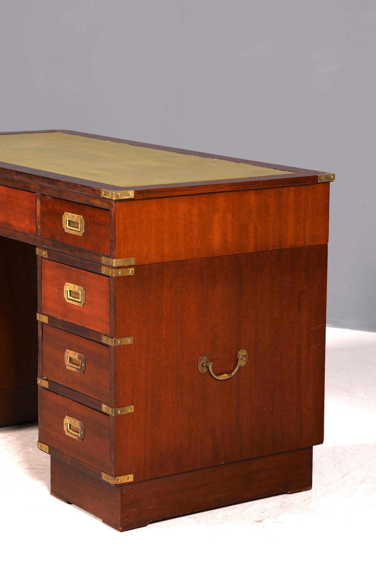 Wunderschöner Maritimer Schreibtisch Englischer Military Chest Bürotisch Office Table mit echt Lederauflage