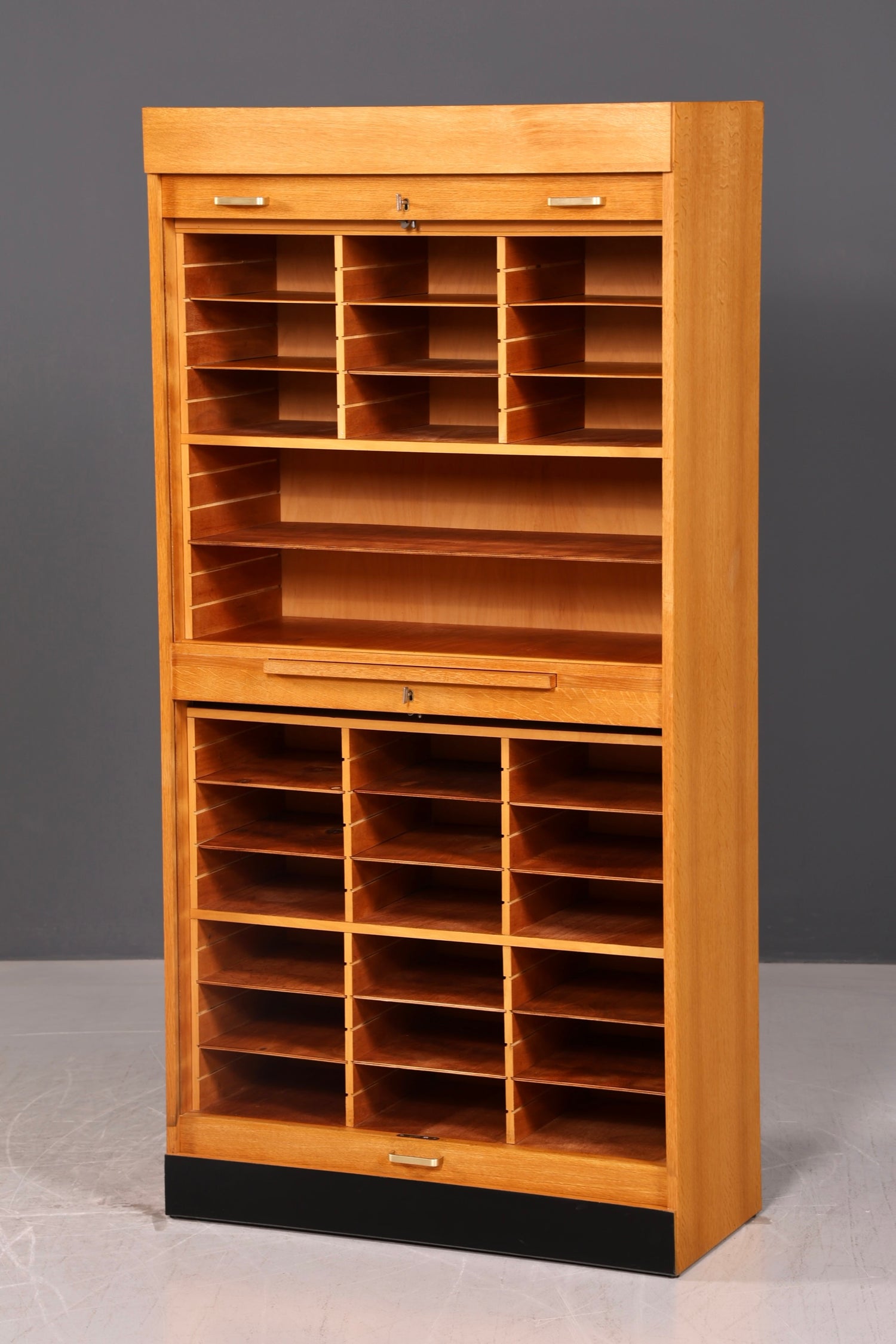 Stilvoller Mid Century Rollladenschrank Bauhaus Apothekerschrank Art Deco Büro Aktenschrank
