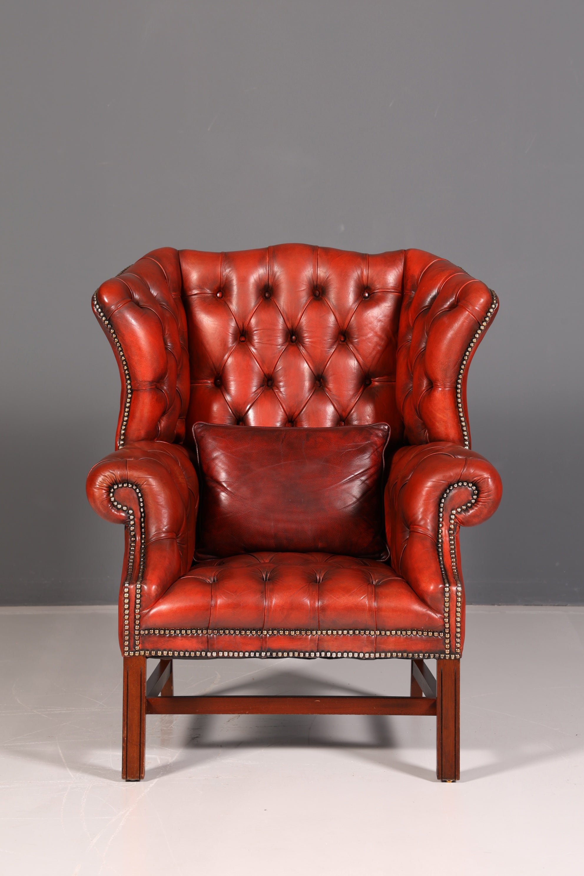 Fauteuil à oreilles Chesterfield original avec repose-pieds en cuir véritable, fauteuil anglais pour homme, fauteuil en cuir, antique et vintage