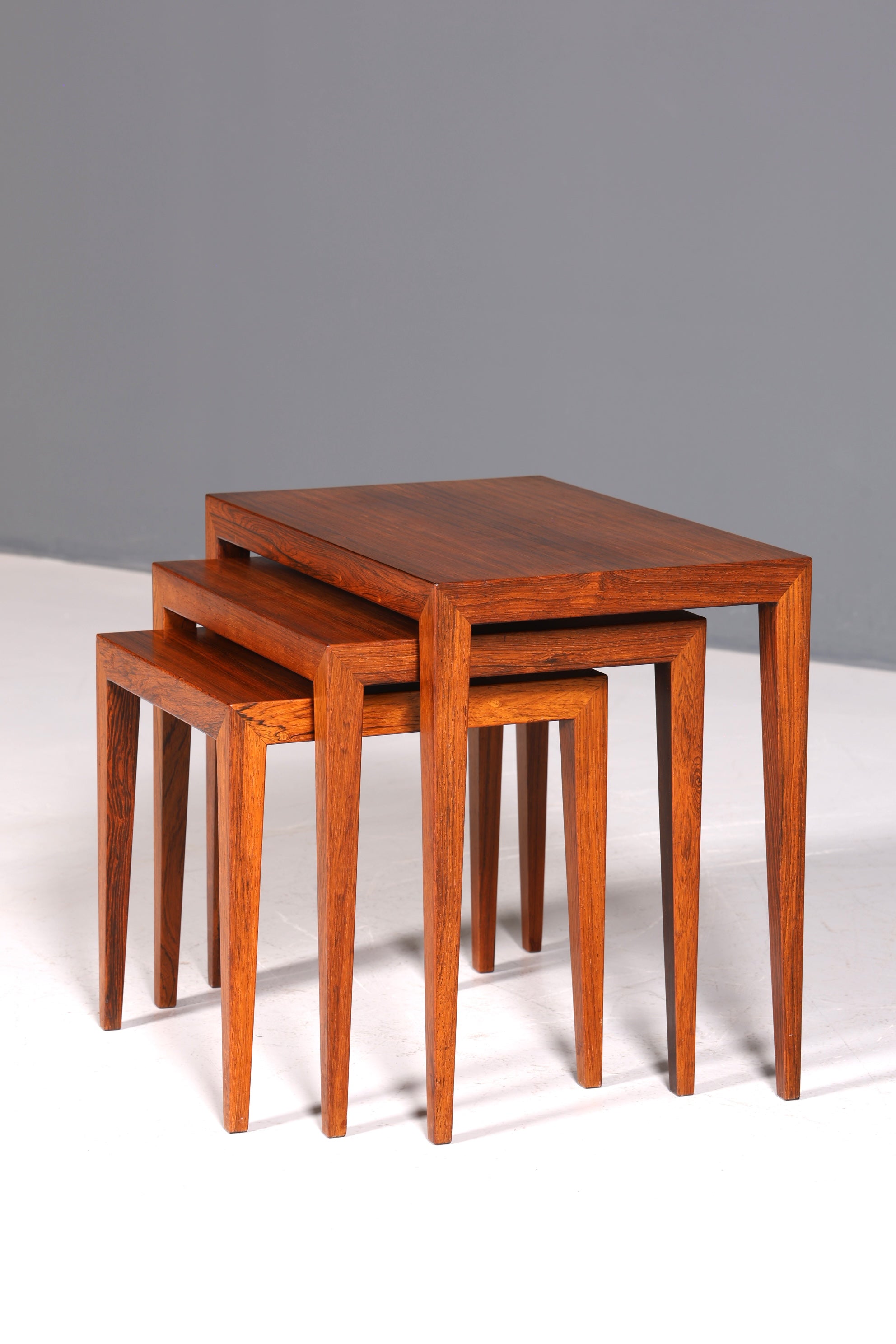 Filigranes Mid Century Tisch Set Designed by Severin Hansen Jr. für Haslev Møbelfabrik Couchtisch Palisander Holz 3er Satz Ablagetisch Beistelltisch