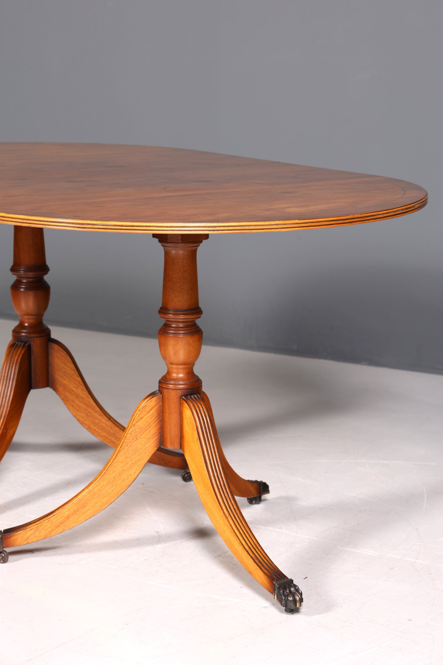 Magnifique table de salle à manger extensible de style anglais, style Régence, style antique, table de cuisine des années 60, en bois d&