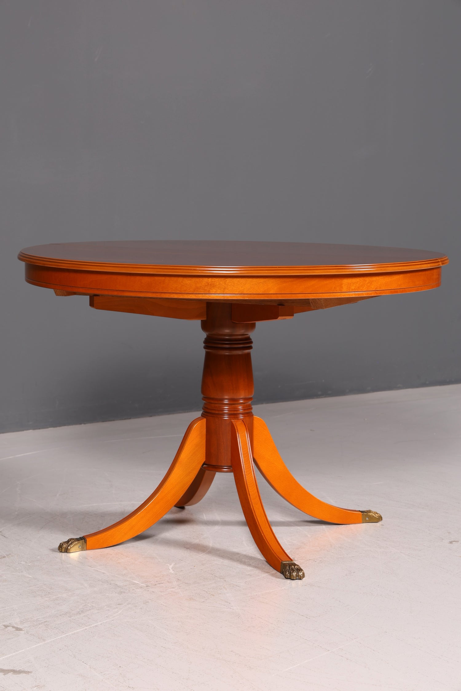 Beautiful English extendable round dining table antique style 60s kitchen table yew