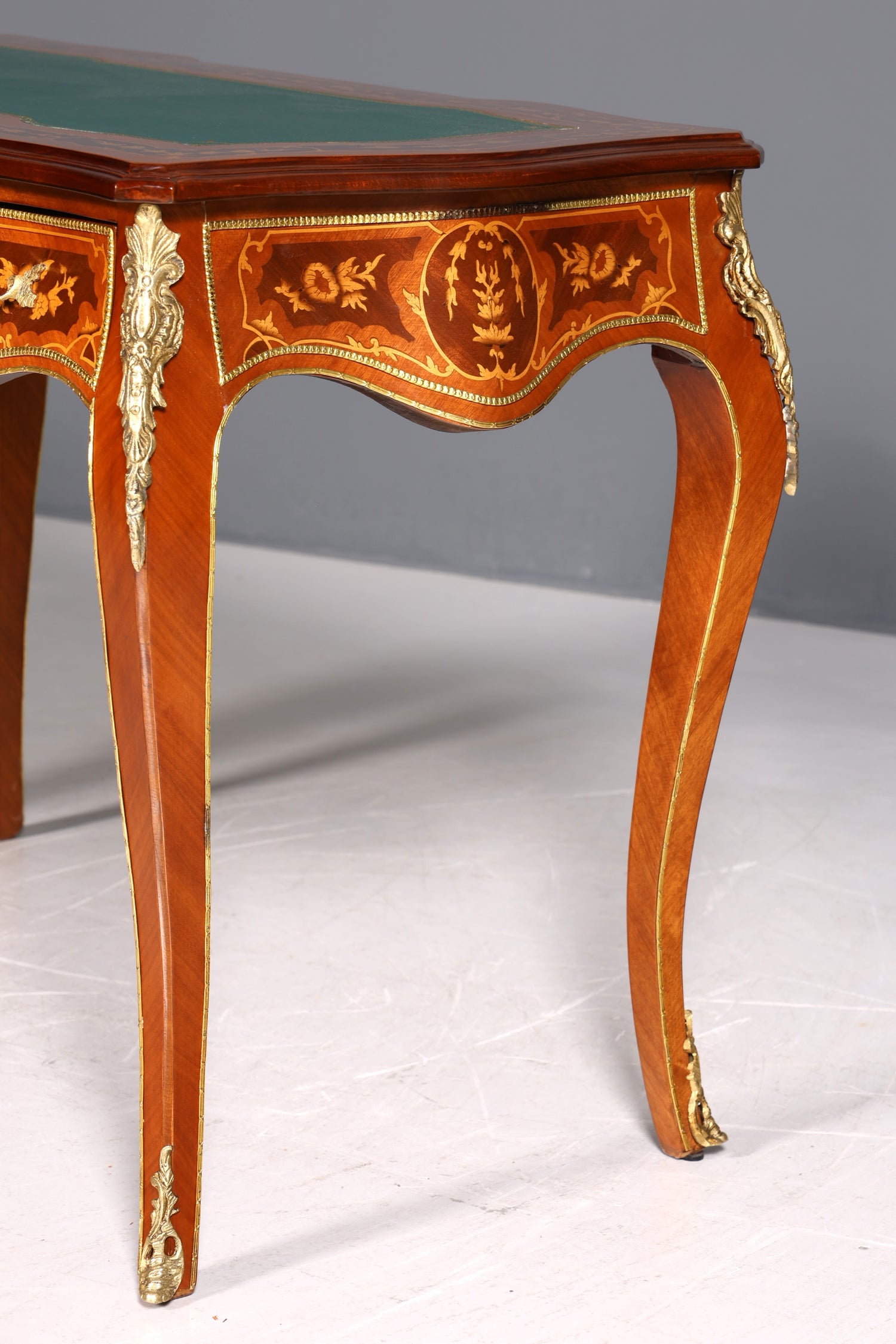 Magnifique bureau de style Louis XV, bureau de bureau français, table de bureau de style ancien