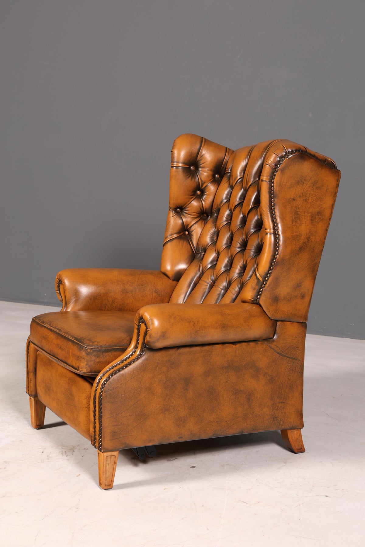 Magnifique fauteuil à oreilles Chesterfield original en cuir véritable anglais, fauteuil de maître, fauteuil relax inclinable, vintage