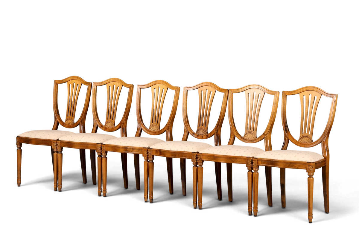 Hauptstadt Möblerei Set aus sechs antiken Esszimmerstühlen im hellen Holz-Design mit beigen Polstersitzen