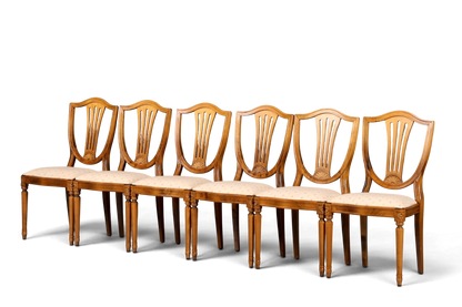 Hauptstadt Möblerei Set aus sechs antiken Esszimmerstühlen im hellen Holz-Design mit beigen Polstersitzen