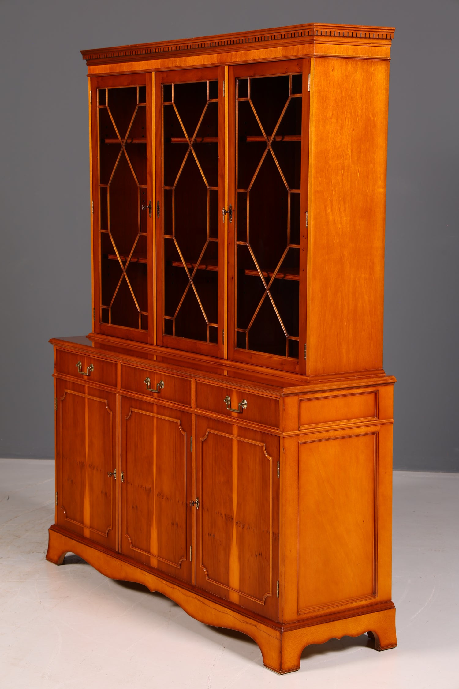 Wunderschöne Englische Vitrine Eibe Bücherschrank Buffet Antik Glasvitrine Schrank Vintage