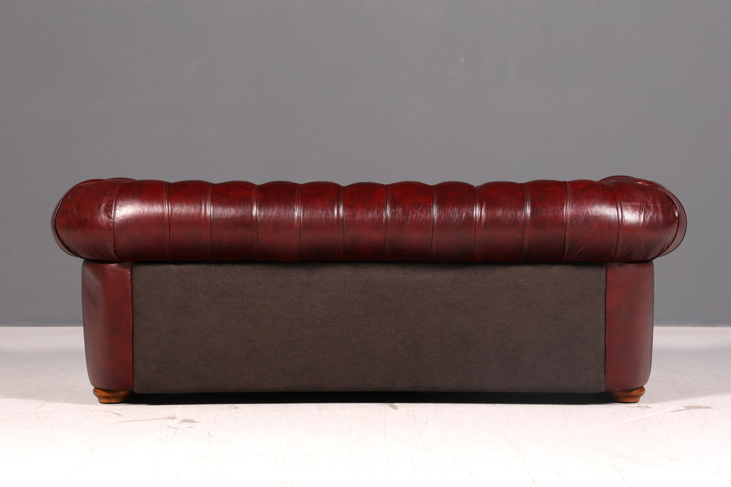 Wunderschönes Original Chesterfield Sofa 3-Sitzer Echtleder Oxblood Couch Englisch Ledersofa Vintage