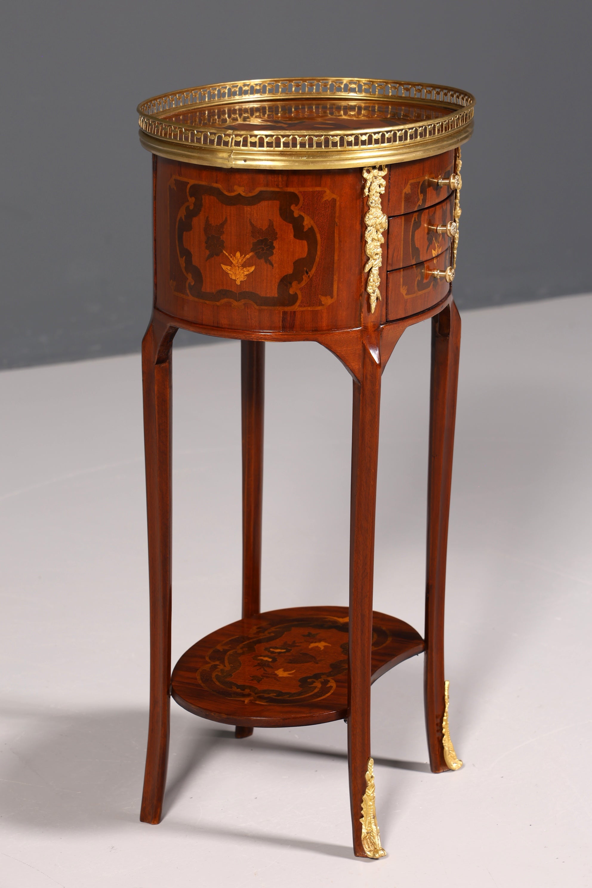 Wunderschöner Barock Louis XV Stil Beistelltisch Ablagetisch Kommode massiv Antik Stil Nachttisch