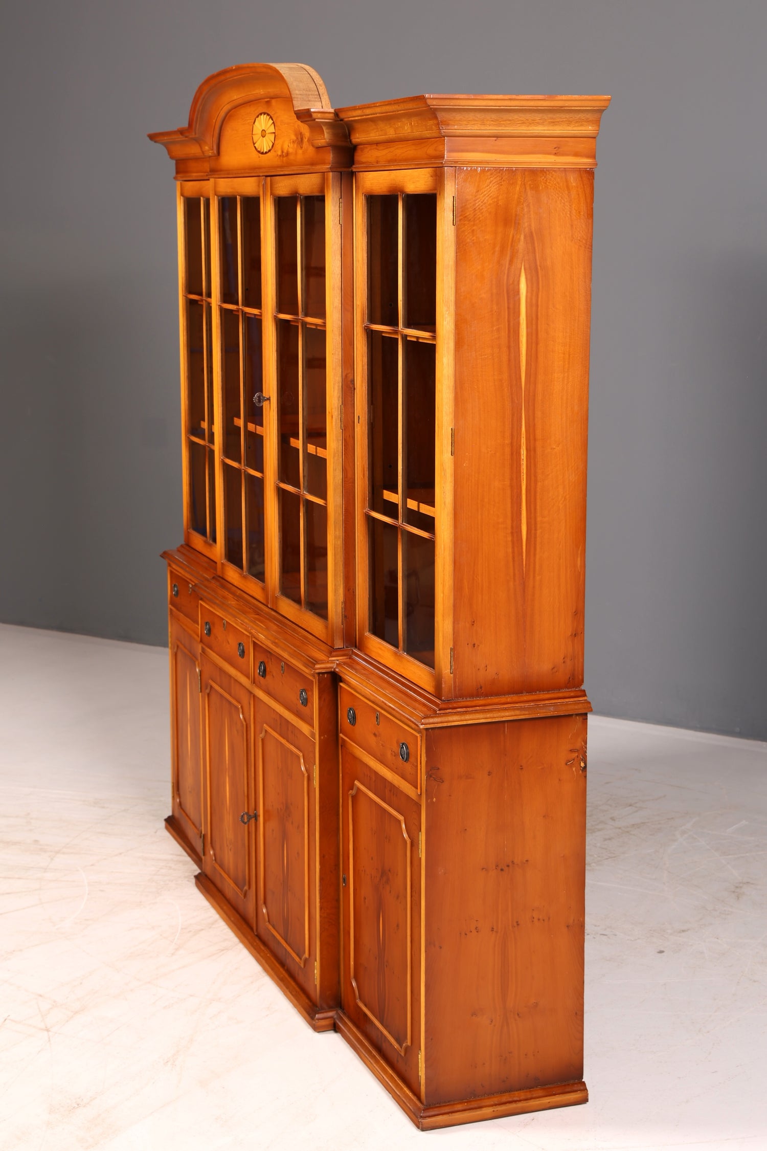 Wunderschöne Englische Vitrine Bücherschrank Eibe Bibliothek Glasvitrine Buffet Vitrinenschrank Antik
