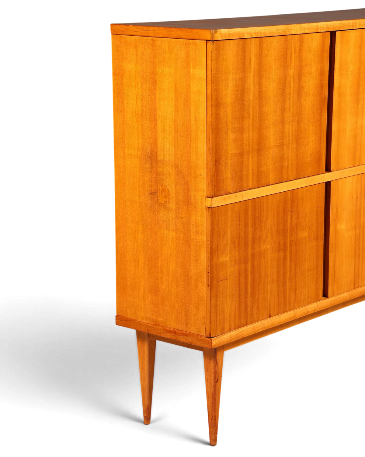 Hauptstadt Möblerei Mid Century Highboard aus hellem Echtholz mit konischen Beinen und acht Türen im 60er Jahre Stil