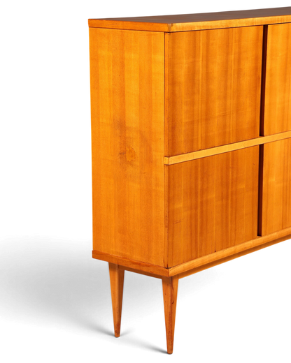Hauptstadt Möblerei Mid Century Highboard aus hellem Echtholz mit konischen Beinen und acht Türen im 60er Jahre Stil