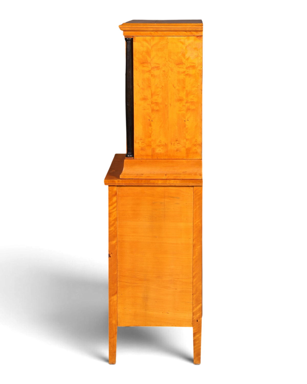 Hauptstadt Möblerei H845 Vitrine aus hellem Holz mit schwarzem Säulendetail in Seitenansicht