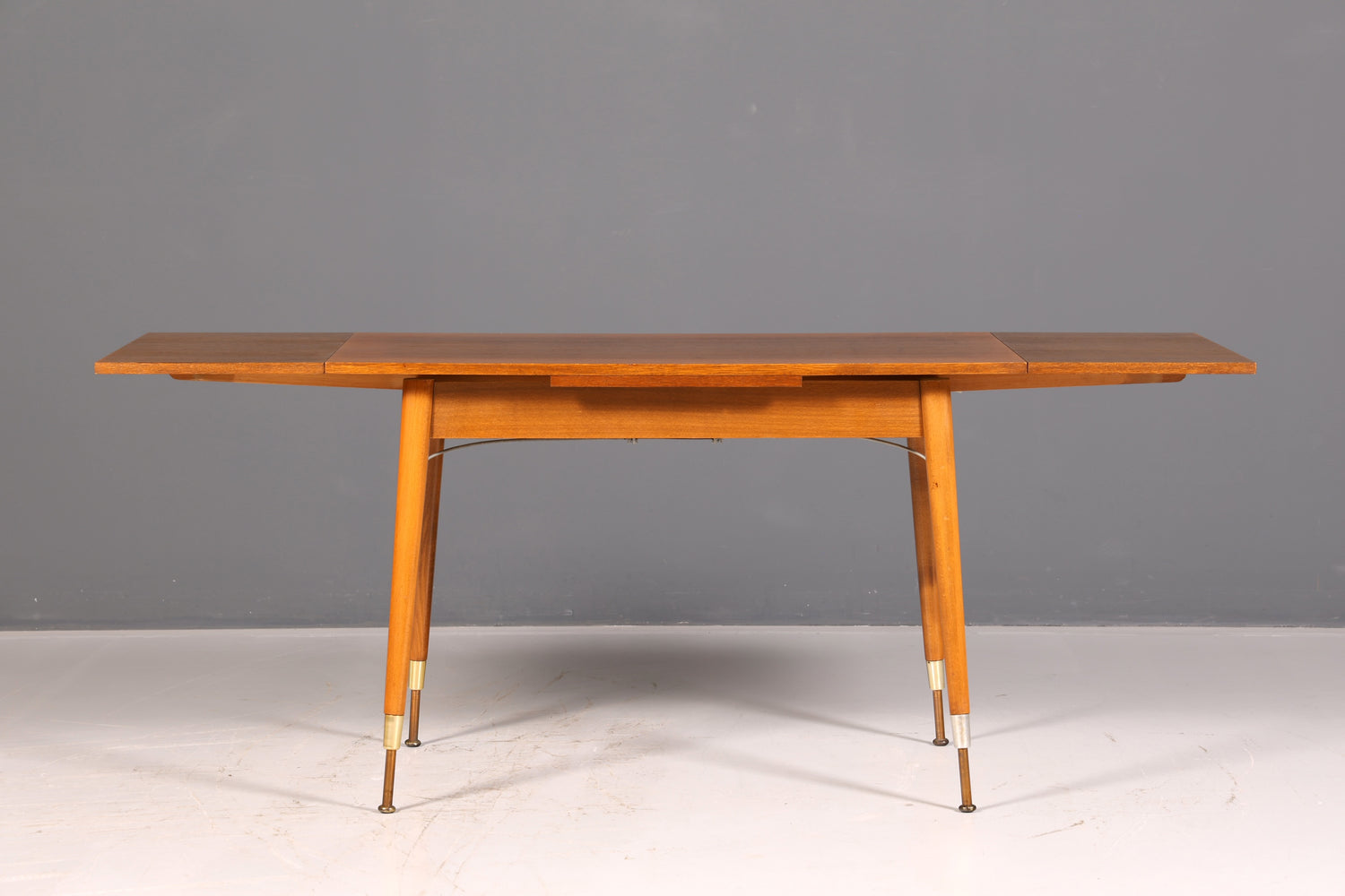 Magnifique table de cuisine du milieu du siècle, table vintage extensible et réglable en hauteur, table à manger en bois des années 60