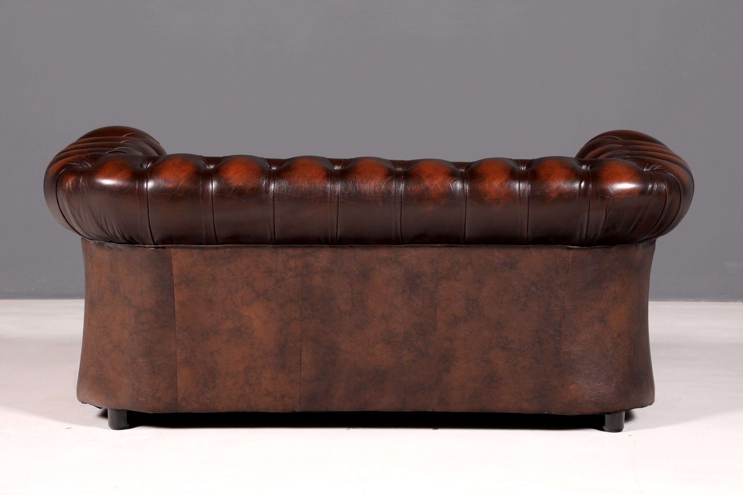 Magnifique canapé Chesterfield Centurion original 2 places en cuir véritable d’Angleterre