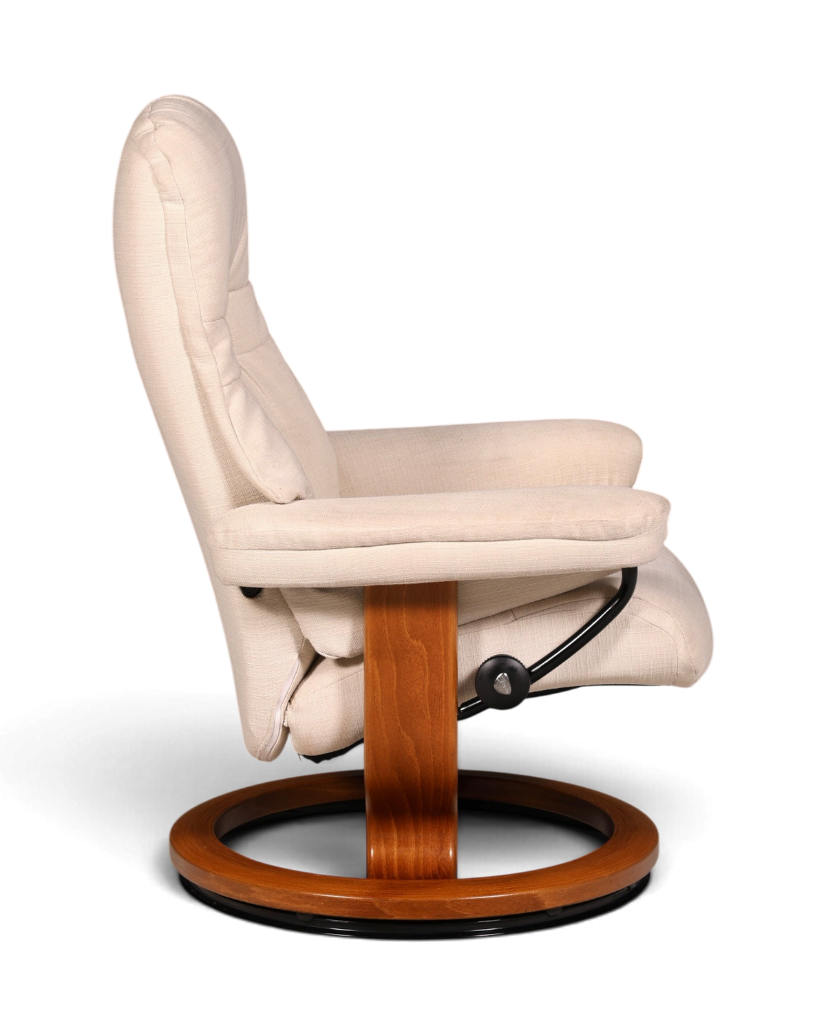 Hauptstadt Möblerei H843 Relaxsessel in Beige mit Holzgestell in Seitenansicht