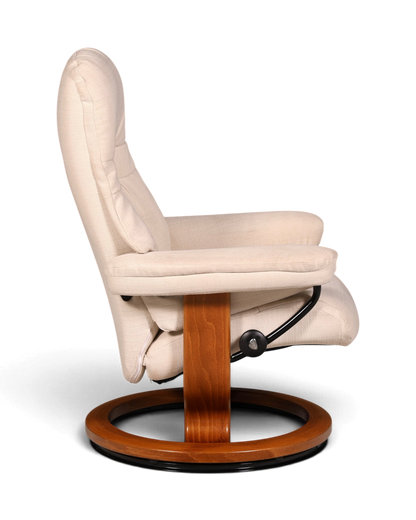 Hauptstadt Möblerei H843 Relaxsessel in Beige mit Holzgestell in Seitenansicht