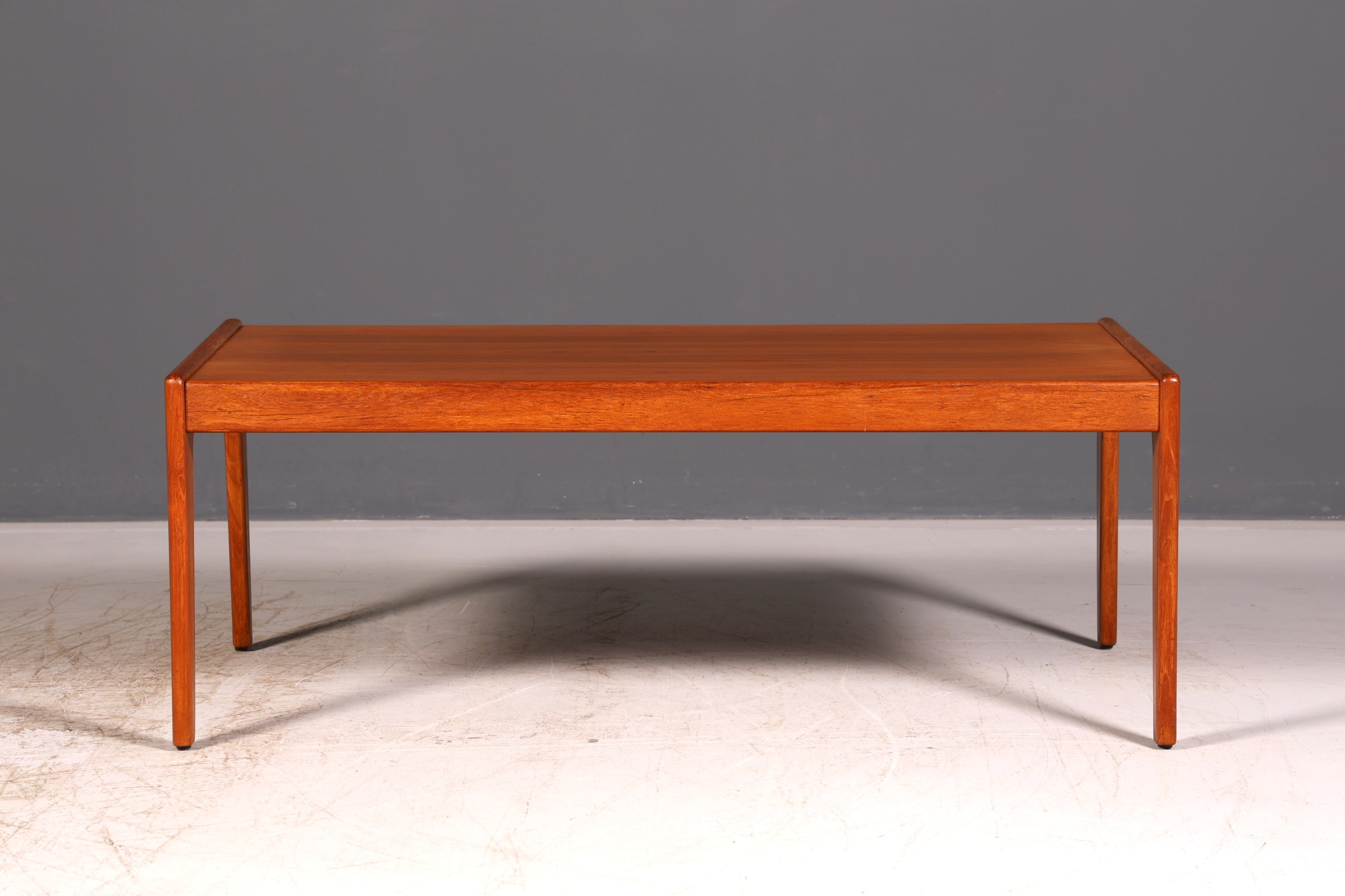Magnifique table basse moderne du milieu du siècle en teck, table d’appoint rétro vintage, table basse des années 70 pour le salon