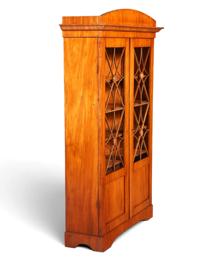Hauptstadt Möblerei antike Biedermeier Vitrine aus Massivholz mit Sprossentüren und dekorativen Rosetten