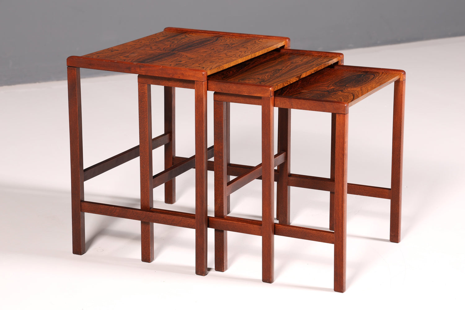 Ensemble de tables Filigranes du milieu du siècle, tables basses en palissandre, lot de 3 tables gigognes vintage, tables d’appoint découpées au laser