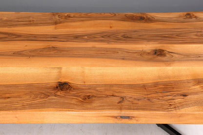 Belle table en noyer massif, plateau à bords naturels, 260 cm x 97 cm, idéale pour la salle à manger ou la cuisine.