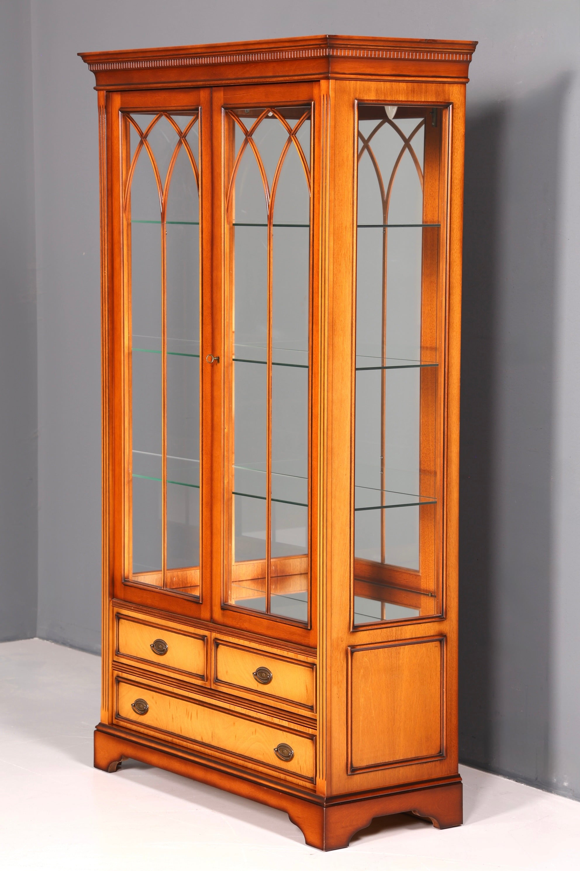 Wunderschöne Englische Vitrine Eibe Bücherschrank Buffet Antik Stil Glasvitrine