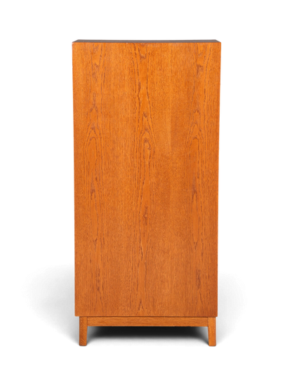 Hauptstadt Möblerei Mid Century Aktenschrank aus massivem Holz mit schmaler Vertiko-Form und schöner Maserung