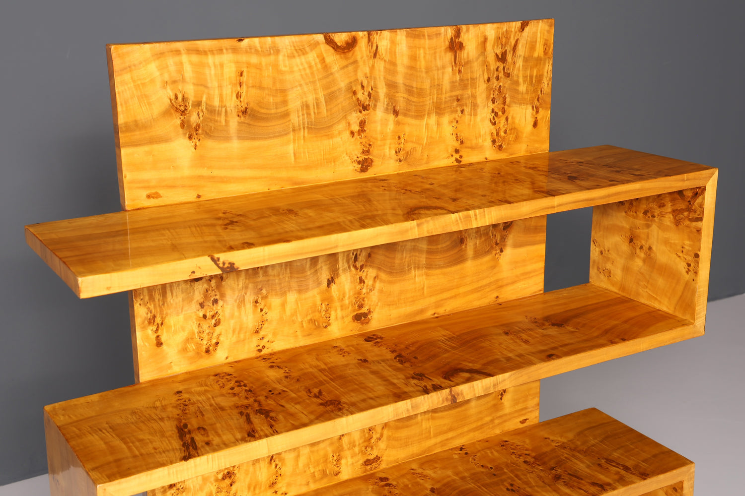 Bibliothèque en bouleau de style Art Déco onirique, meuble de luxe, étagère culte.